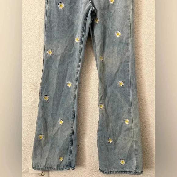 Edikted Low Rise Jeans with embroidered daisies - Picture 5 of 10